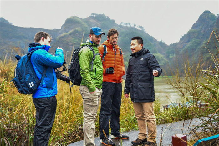 Expertos extranjeros en senderismo recorren la monta?as Xuefeng de Hunan. (Foto: cortesía de Hunan Xuefeng Mountain Ecological Culture Tourism)