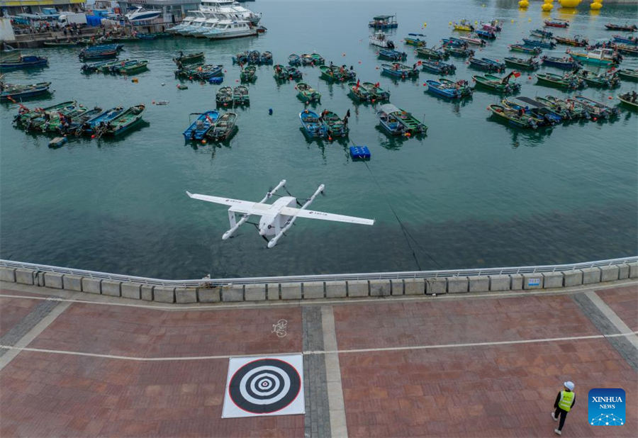 Un dron que transporta mariscos despega del muelle de Nan'ao Shuangyong en Shenzhen, provincia de Guangdong, 5 de febrero del 2024. [Foto: Xinhua]