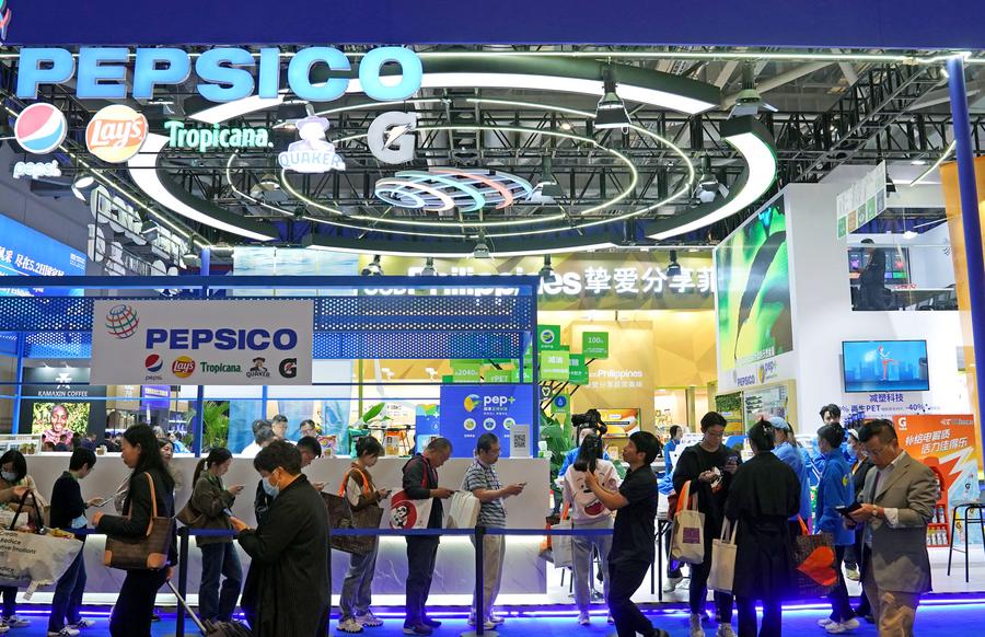 Imagen del 8 de noviembre de 2023 de visitantes formándose en el estand de PepsiCo en la VI Exposición Internacional de Importaciones de China (CIIE, por sus siglas en inglés), en Shanghai, en el este de China.  (Xinhua/Liu Ying)