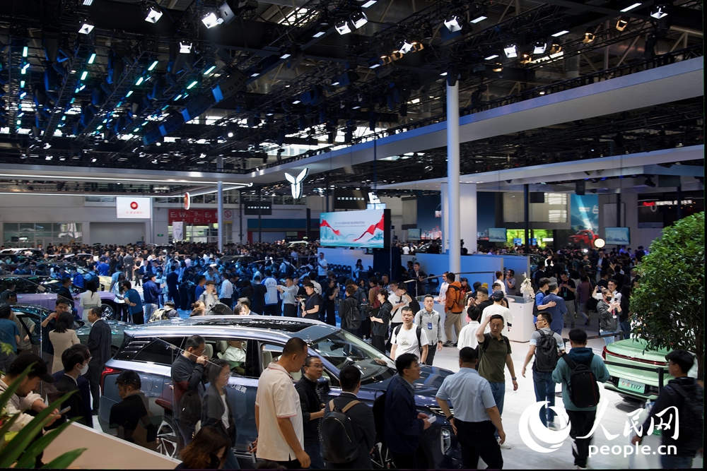 Marcas de automóviles conocidas presentan sus nuevos productos en el Salón del Automóvil de Beijing