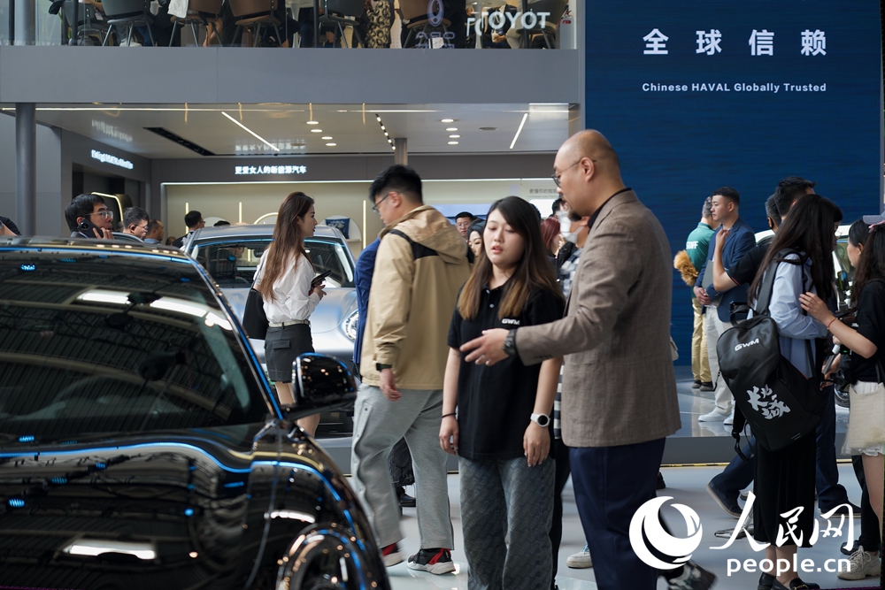 Marcas de automóviles conocidas presentan sus nuevos productos en el Salón del Automóvil de Beijing