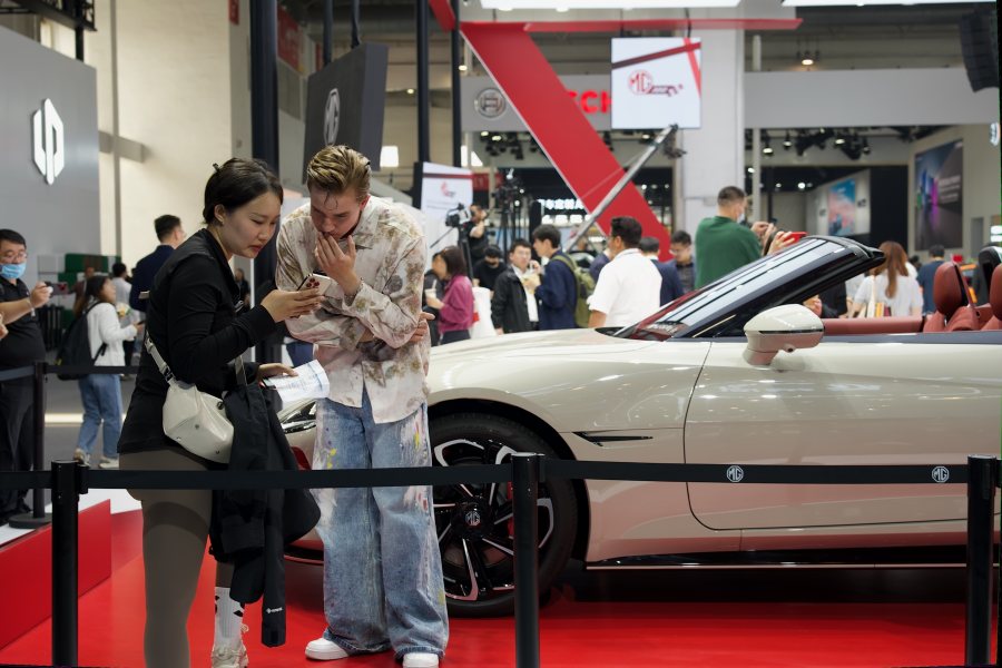 Marcas de automóviles conocidas presentan sus nuevos productos en el Salón del Automóvil de Beijing