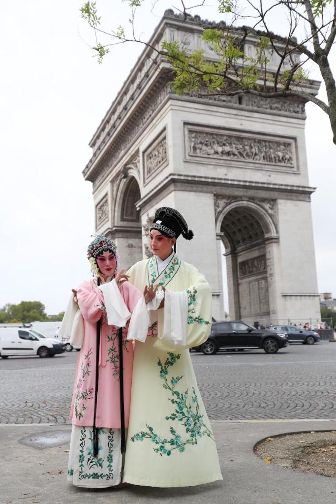 Actores de la ópera Kunqu, una forma tradicional de las artes escénicas chinas, realizan una escenificación callejera cerca del Arco del Triunfo en París, Francia, 13 de septiembre de 2023. (Xinhua/Gao Jing)