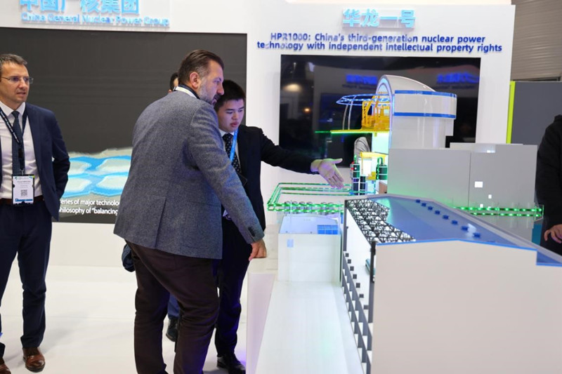 En noviembre de 2023, en la Quinta Exposición Mundial de la Industria de la Energía Nuclear en París, Francia, los visitantes se detuvieron para conocer el modelo de unidad de energía nuclear "Hualong One" en el stand de CGN (China General Nuclear Power Group Co., Ltd.). Foto: Shang Kaiyuan, Diario del Pueblo