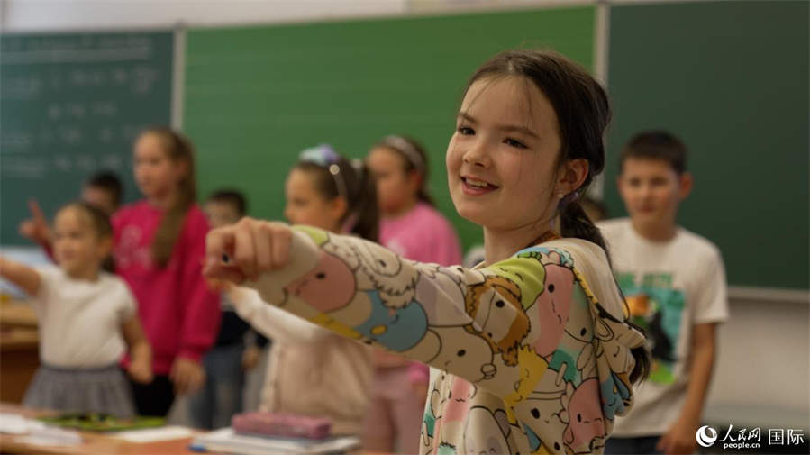 El 8 de mayo, hora local, los estudiantes de la escuela bilingüe sino-húngara en Budapest de Hungría bailaron “Peque?a Manzana” delante de la clase. Foto de Su Yingxiang, Diario del Pueblo digital