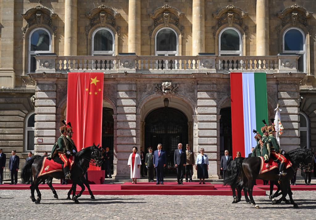 Xi asiste a ceremonia de bienvenida organizada por presidente húngaro Sulyok y primer ministro Orbán en Budapest