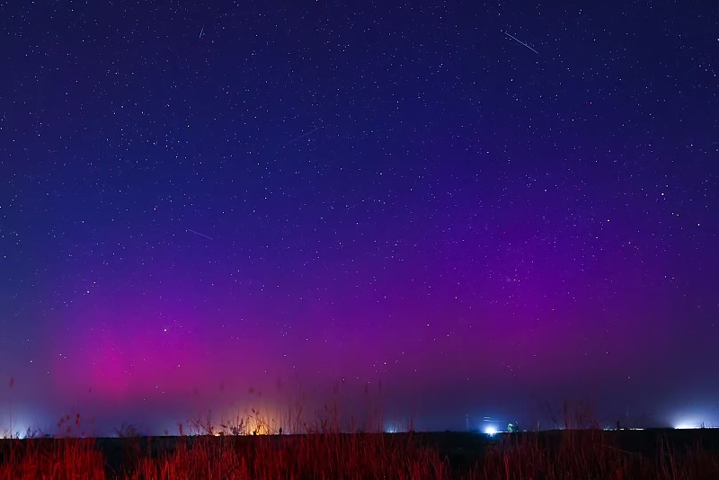 Una aurora roja y violeta ilumina el cielo nocturno en Changji, región autónoma Uigur de Xinjiang, 12 de mayo de 2024.Foto: VCG