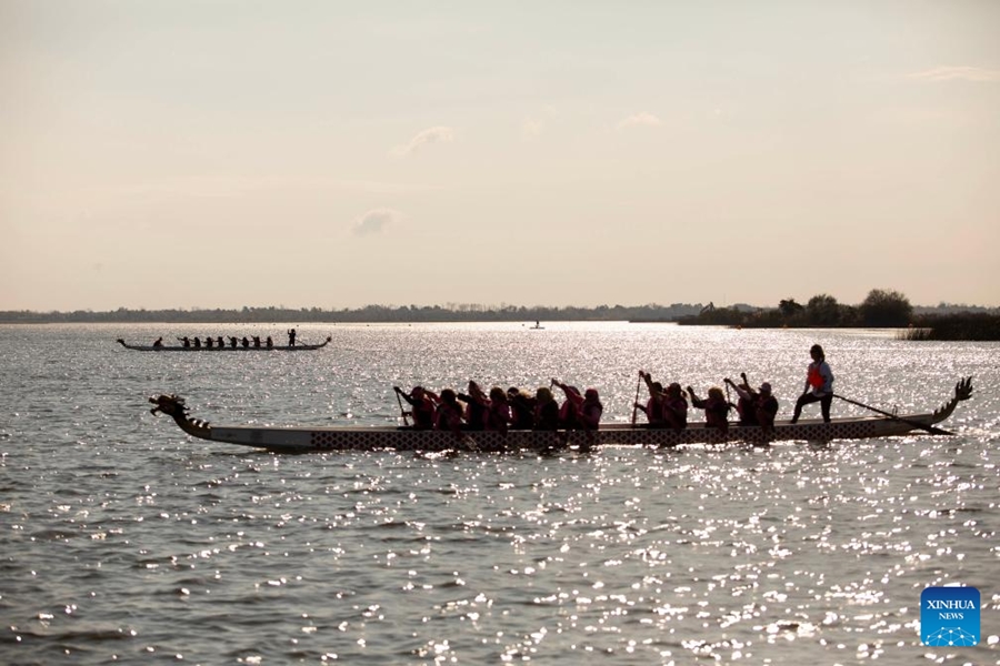 Imagen del 1 de junio de 2024 de personas participando en el Festival de Bote Dragón en el club náutico Puertos, en la ciudad de Belén de Escobar, Argentina. El Festival del Bote Dragón se celebró un a?o más este sábado en el club náutico Puertos, en la localidad de Belén de Escobar, al norte del Gran Buenos Aires. (Xinhua/Martín Zabala)