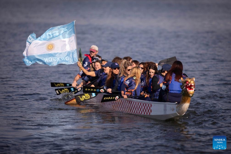 Imagen del 1 de junio de 2024 de personas participando en el Festival de Bote Dragón en el club náutico Puertos, en la ciudad de Belén de Escobar, Argentina. El Festival del Bote Dragón se celebró un a?o más este sábado en el club náutico Puertos, en la localidad de Belén de Escobar, al norte del Gran Buenos Aires. (Xinhua/Martín Zabala)