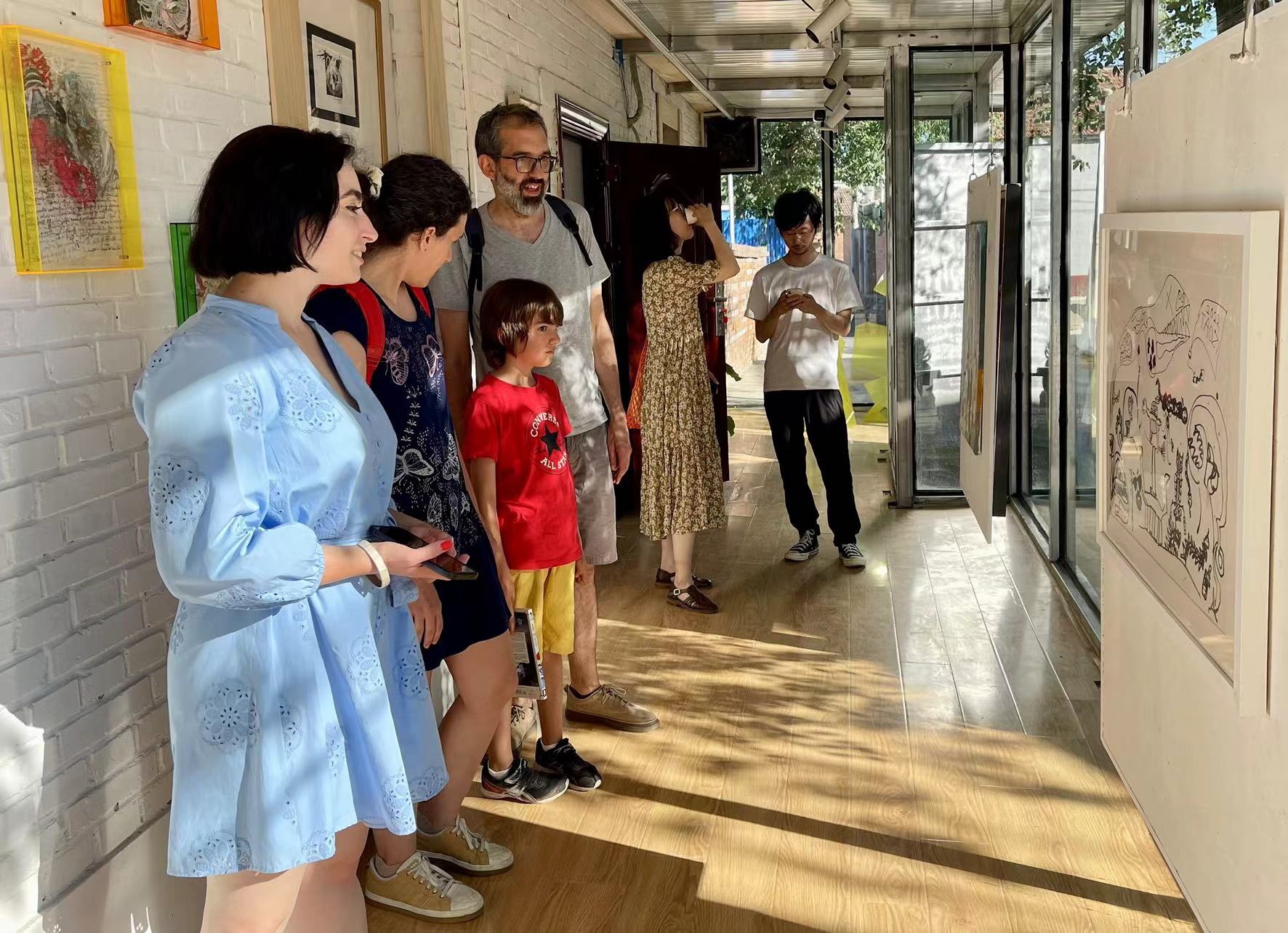 Primera exposición de la nueva Galería de Arte Latinoamericano y Residencia de Artistas Mil Gotas, ubicada en la zona de creación artística Songzhuang, Tongzhou Beijing, 15 de junio del 2024. (Foto: YAC) 