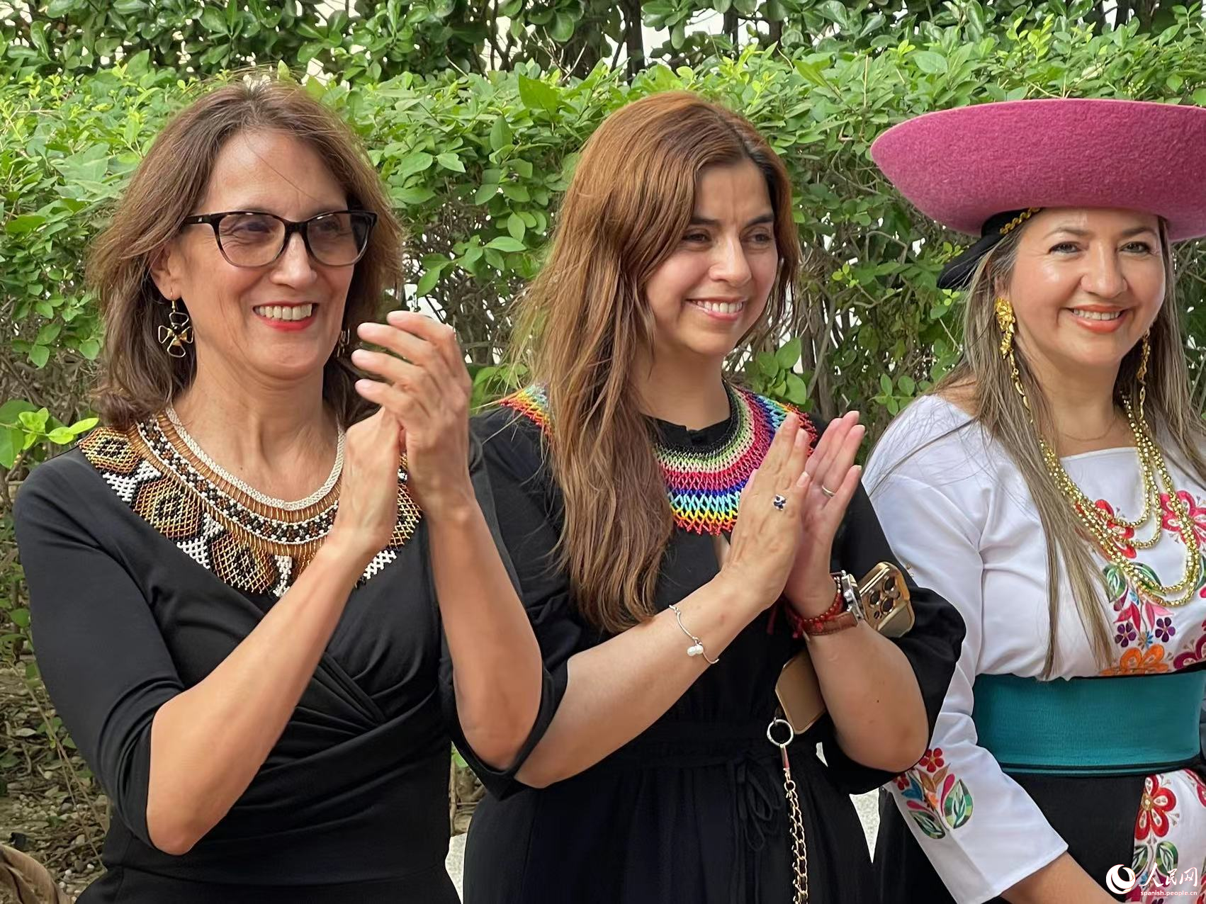 María Soledad Córdova, embajadora de Ecuador en China (primera a la izquierda) y residentes ecuatorianos, celebran el “Inti Raymi” en Beijing, 20 de junio del 2024. (Foto: YAC)