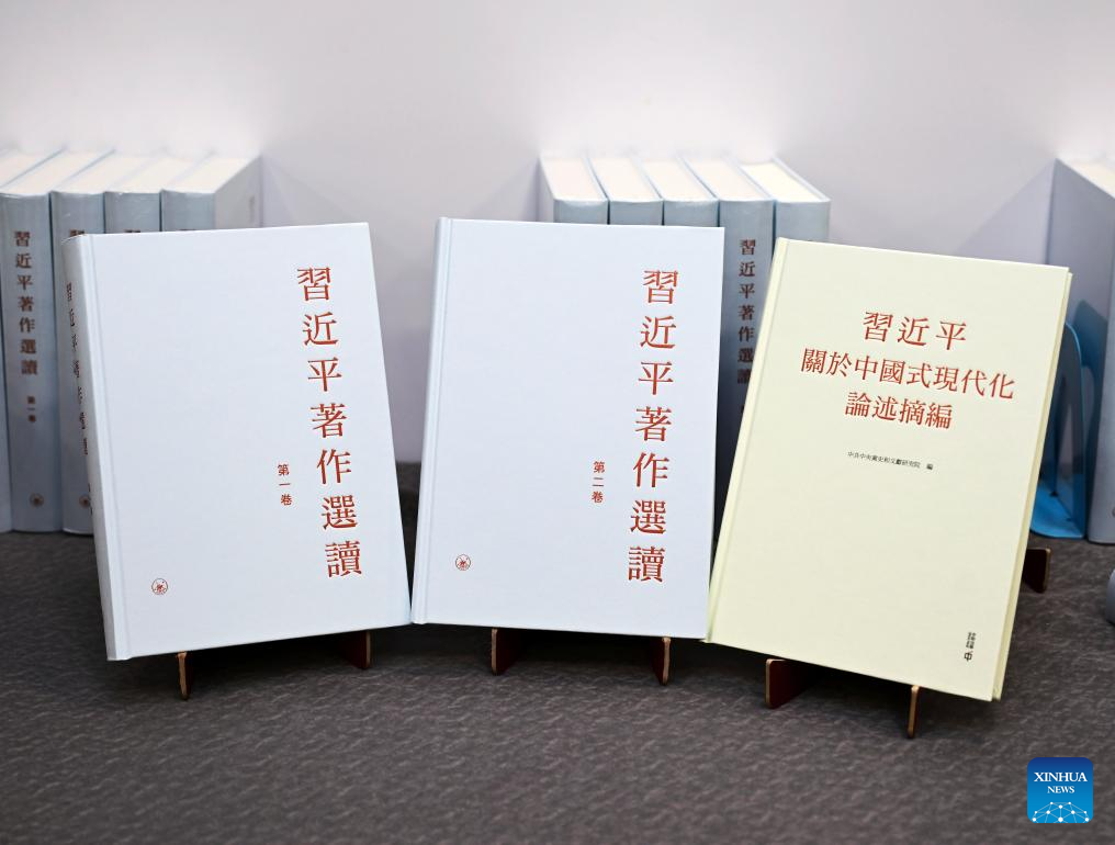  Imagen del 17 de julio de 2024 de los tres libros sobre obras y declaraciones del presidente chino, Xi Jinping, impresos en caracteres tradicionales chinos durante la ceremonia de presentación, en Hong Kong, en el sur de China. Tres libros sobre obras y declaraciones del presidente de China, Xi Jinping, impresos en caracteres tradicionales chinos fueron presentados el miércoles en la inauguración de la Feria del Libro de Hong Kong. (Xinhua/Zhu Wei) 