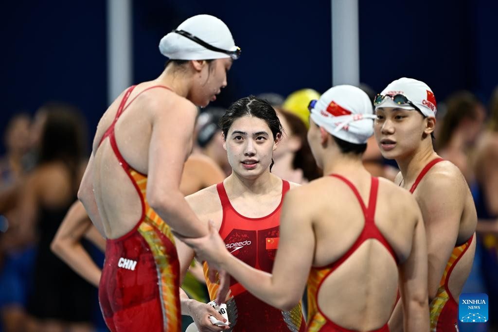 PARIS, 27 julio, 2024 (Xinhua) -- El equipo de China reacciona al término de la final de relevos 4x100m estilo libre femenino de natación en los Juegos Olímpicos de París 2024, en París, Francia, el 27 de julio de 2024. (Xinhua/Wang Peng) 