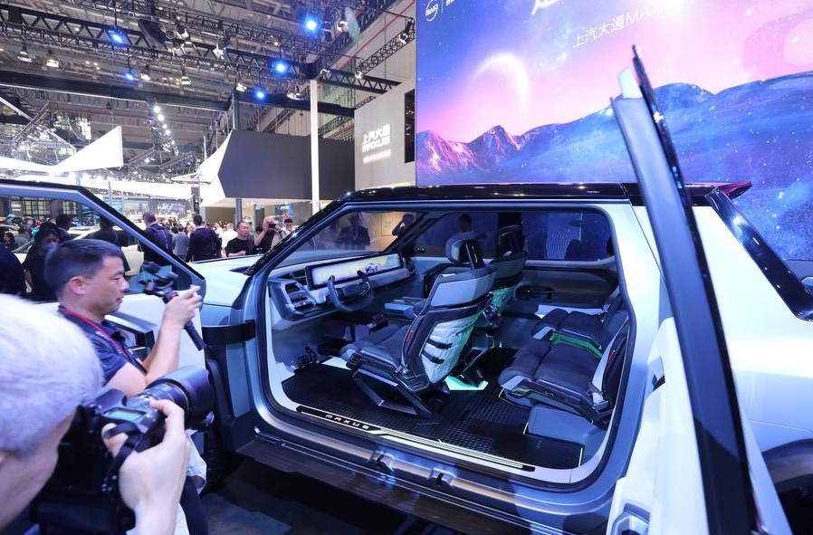 Imagen del 18 de abril de 2023 de personas visitando la zona de exposición de SAIC Motor Co., Ltd. durante la 20a Exposición Internacional de la Industria Automovilística de Shanghái, en Shanghái, este de China. (Xinhua/Fang Zhe)