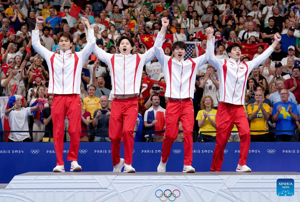 PARIS, 4 agosto, 2024 (Xinhua) -- Los medallistas de oro el equipo de China asisten a la ceremonia de victoria de relevo 4x100m estilos masculino de natación en los Juegos Olímpicos de París 2024, en París, Francia, el 4 de agosto de 2024. (Xinhua/Du Yu)