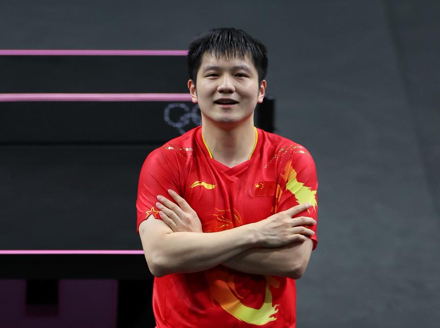 Fan Zhendong de China celebra luego del partido individual masculino por la medalla de oro de tenis de mesa entre Truls Moregard de Suecia y Fan Zhendong de China en los Juegos Olímpicos de París 2024, en París, Francia, el 4 de agosto de 2024. (Xinhua/Liu Xu)