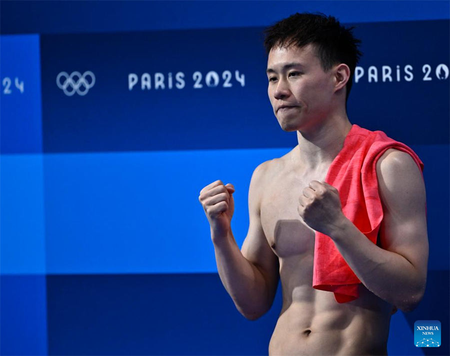 Xie Siyi de China defiende título de trampolín de 3 metros masculino en Juegos Olímpicos de París