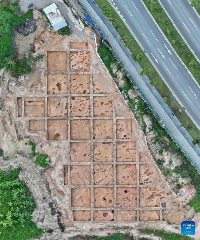 GUANGZHOU, 16 agosto, 2024 (Xinhua) -- Vista aérea tomada con un dron el 23 de julio de 2024 de una vista del sitio de Gancaoling, en el distrito de Huangpu, Guangzhou, en la provincia de Guangdong, en el sur de China. Una excavación arqueológica en la metrópolis de Guangzhou, en el sur de China, ha revelado un sitio del Neolítico Tardío rico en artefactos, que data de hace unos 4.600 a 4.300 a?os, dijo el viernes el instituto municipal de reliquias culturales y arqueología. (Xinhua/Instituto municipal de reliquias culturales y arqueología de Guangzhou)