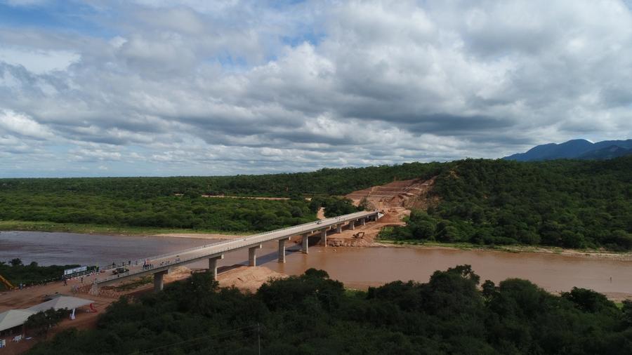 Vista aérea del 6 de febrero de 2020 del puente Parapetí, en Santa Cruz, Bolivia. El puente Parapetí es uno de los cuatro puentes más largos del proyecto de la autopista El Espino-Charagua-Boyuibe, un proyecto emblemático en el marco de la Iniciativa de la Franja y la Ruta (IFR) propuesta por China. (Xinhua/Xin Yuewei)