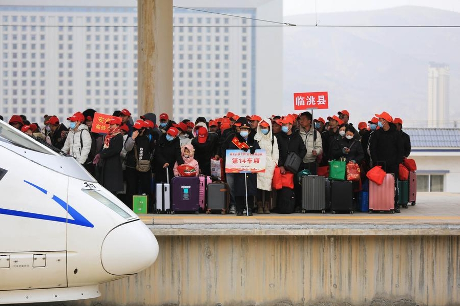 Trabajadores migrantes hacen cola para subir a un tren en la plataforma de la Estación Ferroviaria Norte de Dingxi, ciudad de la provincia noroccidental china de Gansu, el 19 de febrero de 2024. (Xinhua/Wang Kexian)