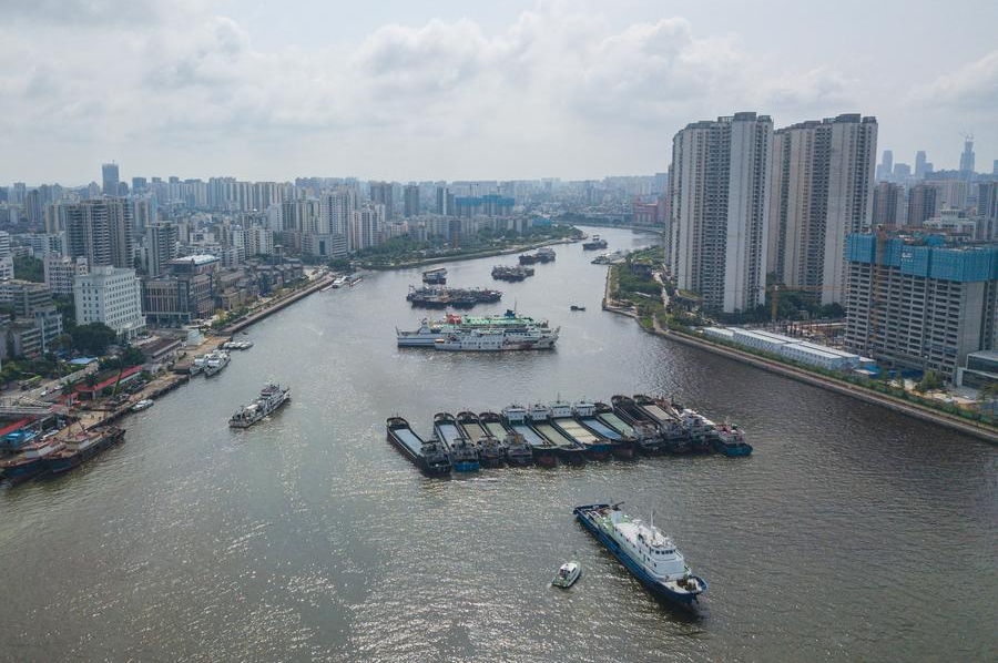 Vista aérea fotografiada con un dron mostrando barcos atracados en un puerto en Haikou, capital de la provincia insular de Hainan, en el sur de China, el 4 de septiembre de 2024. (Xinhua/Pu Xiaoxu)