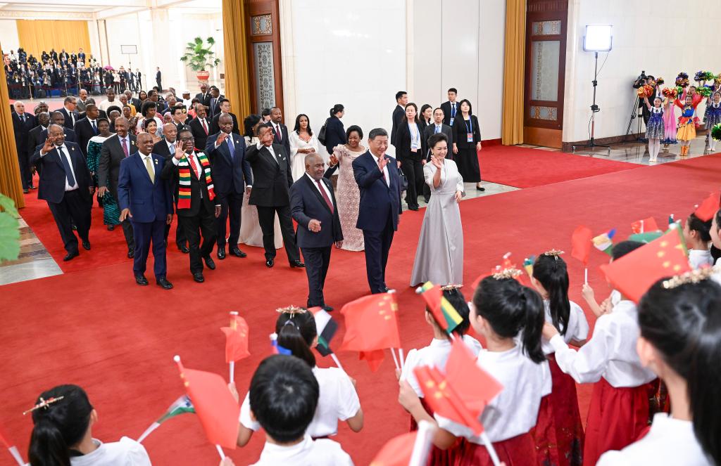 (FOCAC) Xi recibe a líderes africanos y elogia lazos modelo entre China y áfrica antes de gran cumbre