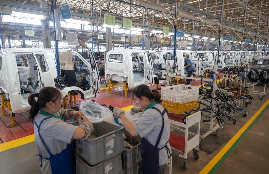 Obreros trabajan en una línea de montaje del Grupo Wuzheng en el distrito de Wulian, ciudad de Rizhao, provincia de Shandong, en el este de China, el 23 de mayo de 2024. (Xinhua/Cai Yang)