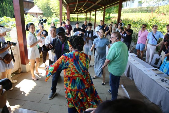  Lilon Bongmatur, miembro del grupo conjunto de entrevistas e investigación del Foro de Cooperación de los Medios de Comunicación de la Franja y la Ruta 2024, muestra una danza tradicional de Vanuatu con otros participantes. (Fotografía de Liu Xiaoli)