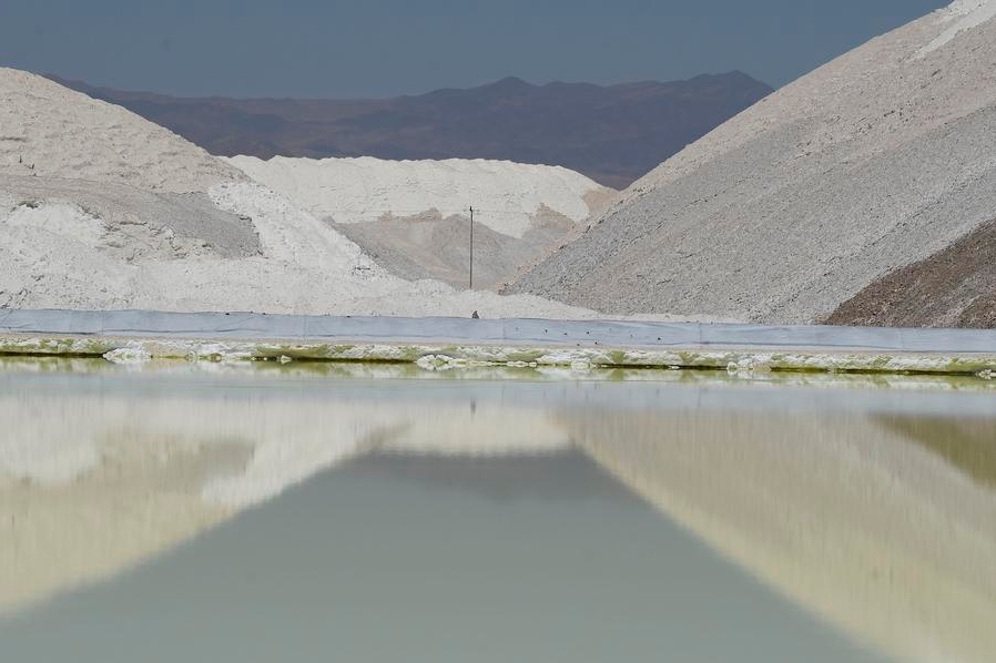 Imagen del 27 de septiembre de 2022 de una poza de litio en la planta de la Sociedad Química y Minera de Chile, en el Salar de Atacama, en la región de Antofagasta, Chile. (Xinhua/Jorge Villegas)