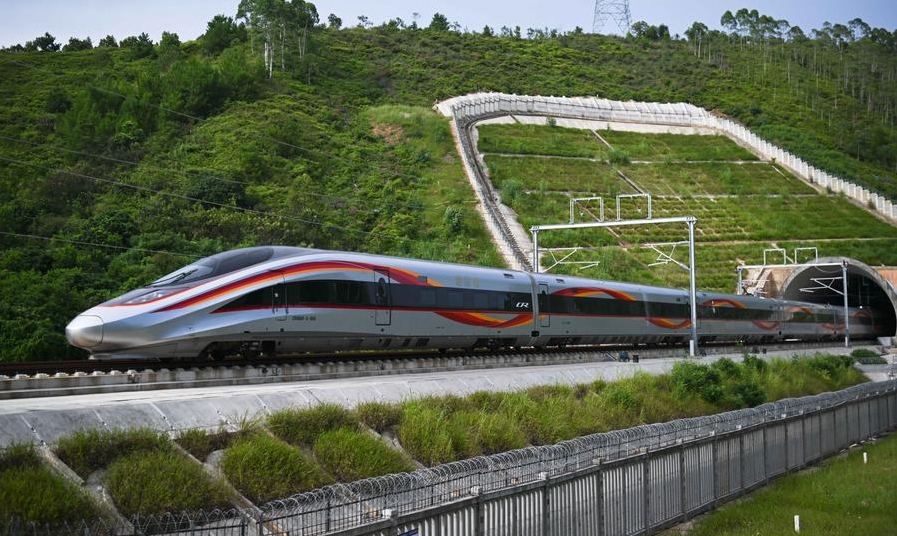 Un tren de alta velocidad circula por la línea férrea de alta velocidad Longyan-Longchuan, en la provincia meridional china de Guangdong, el 13 de septiembre de 2024. (Xinhua/Deng Hua)