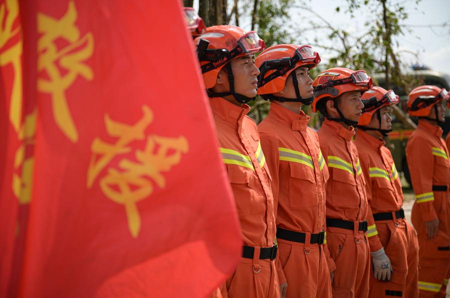 magen del 14 de septiembre de 2024 de rescatistas de la sucursal de Hainan de la Administración Nacional de Bomberos y Rescate preparándose para llevar a cabo operaciones de restauración en el Parque de Vida Silvestre Tropical y Jardín Botánico de Hainan, en Haikou, en la provincia de Hainan, en el sur de China. (Xinhua/Pu Xiaoxu) 