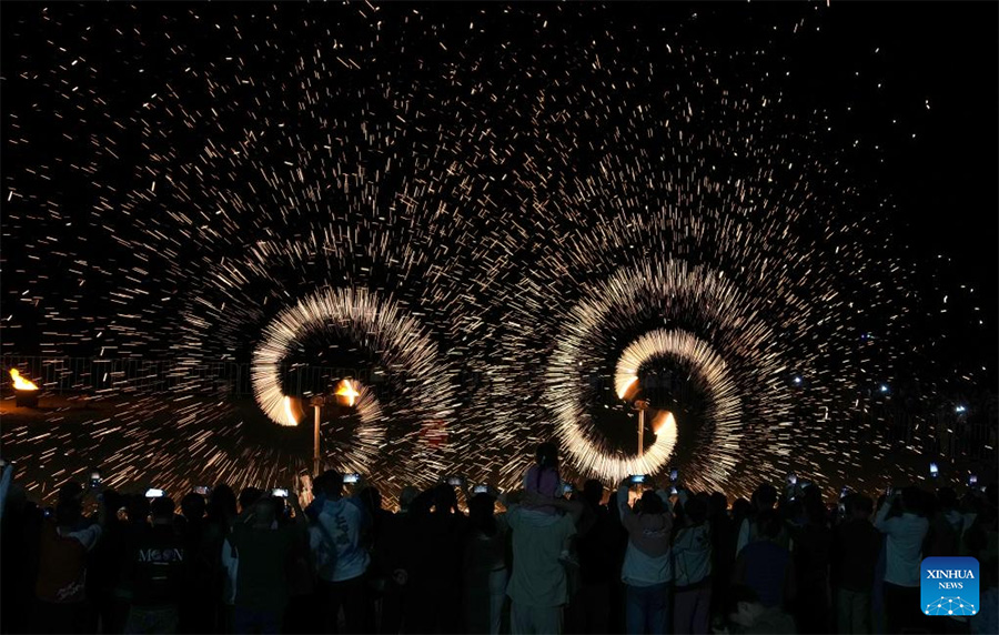 Artistas folclóricos lanzan hierro fundido para crear fuegos artificiales en Haiyang, Shandong