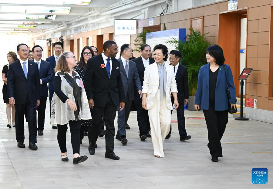 Peng Liyuan asiste a actividad de intercambio cultural y deportivo entre jóvenes de China y EEUU en Beijing