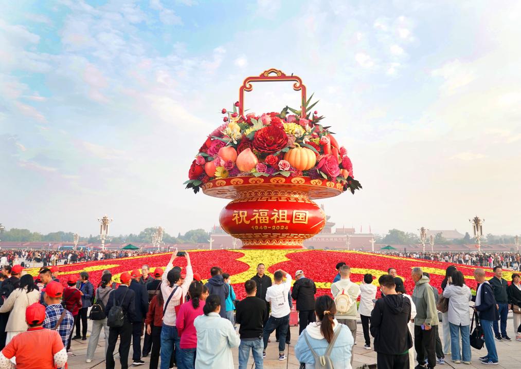 Decoraciones florales adornan Beijing para festividad del Día Nacional