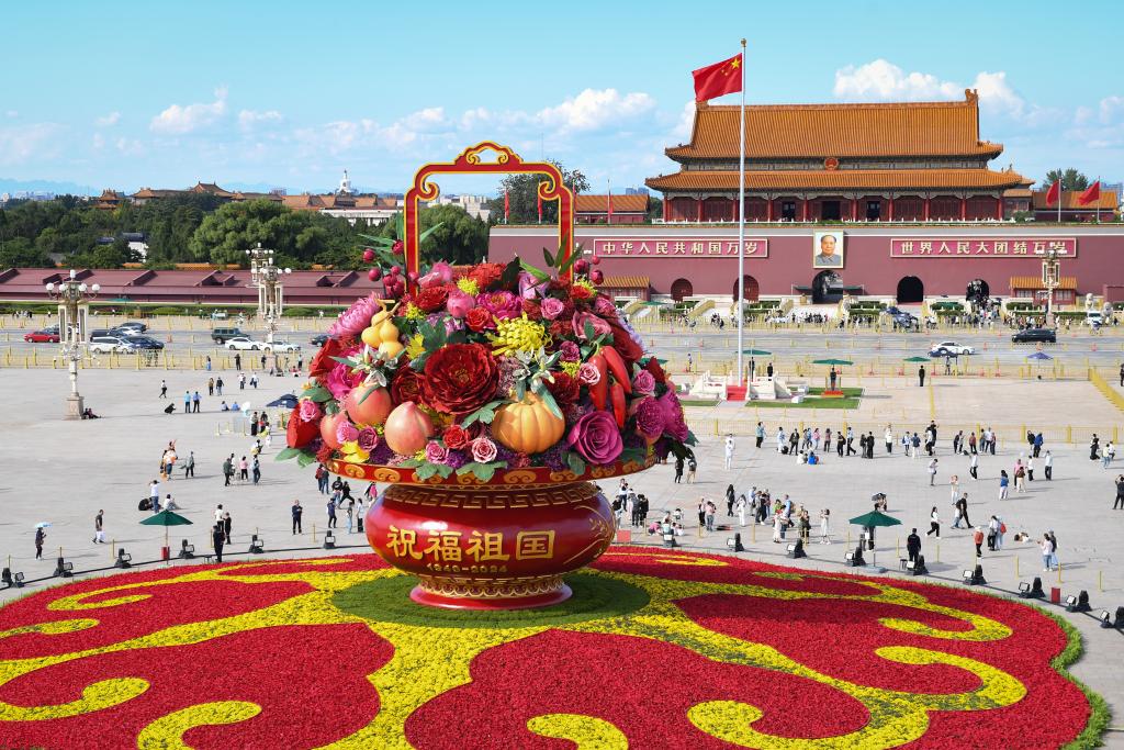 Decoraciones florales adornan Beijing para festividad del Día Nacional