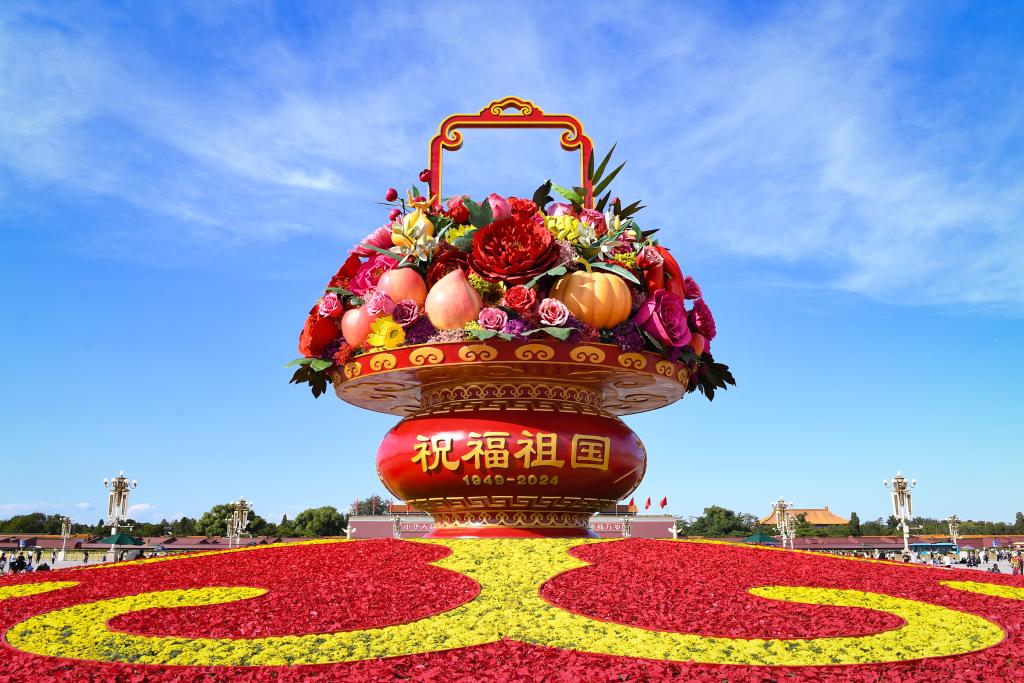 Decoraciones florales adornan Beijing para festividad del Día Nacional