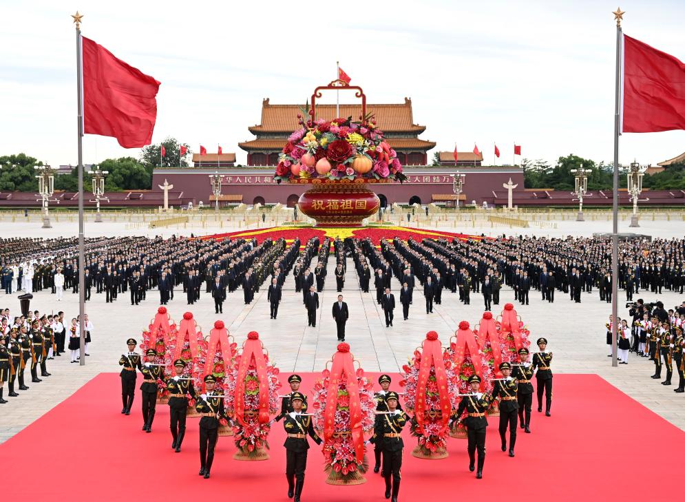 Xi rinde homenaje a los héroes caídos en el Día de los Mártires