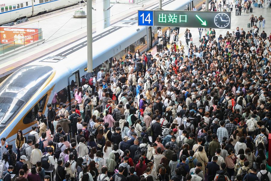 Pasajeros descienden de un tren en la Estación de Ferrocarril de Nanjing, en Nanjing, en la provincia de Jiangsu, en el este de China, el 1 de octubre de 2024. (Xinhua/Su Yang) 