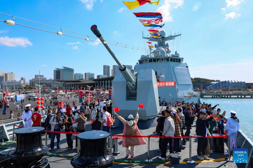  Personas visitan a bordo de un buque naval durante una actividad de día de puertas abiertas en un puerto, en Qingdao, en la provincia de Shandong, en el este de China, el 1 de octubre de 2024. Un lote de buques navales fueron abiertos a visitas públicas el martes en la ciudad costera de Qingdao, en la provincia de Shandong, mientras el país celebra el 75o aniversario de la fundación de la República Popular China. (Xinhua/Ma Yubin)