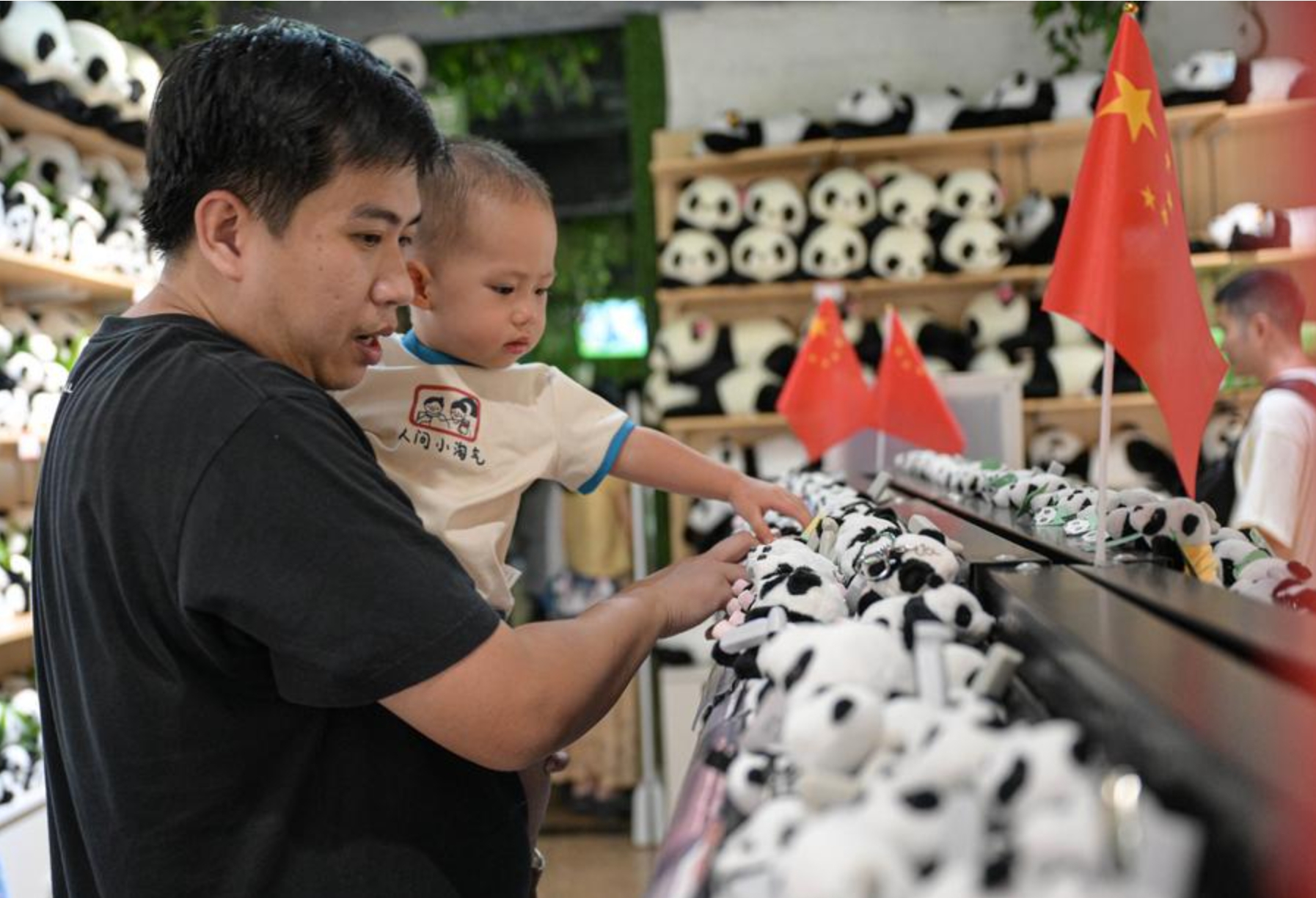 Turistas hacen compras en una tienda de recuerdos del Parque Tropical de Vida Silvestre y Jardín Botánico en Haikou, capital de la provincia de Hainan, en el sur de China, el 3 de octubre de 2024. (Xinhua/Pu Xiaoxu)