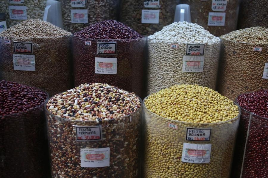 Imagen de archivo de exhibidores de frijoles en el Mercado Municipal de Sao Paulo, Brasil. (Xinhua/Rahel Patrasso)