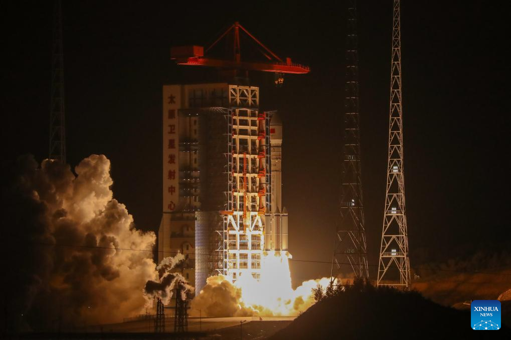 China lanza exitosamente nuevo grupo de satélites