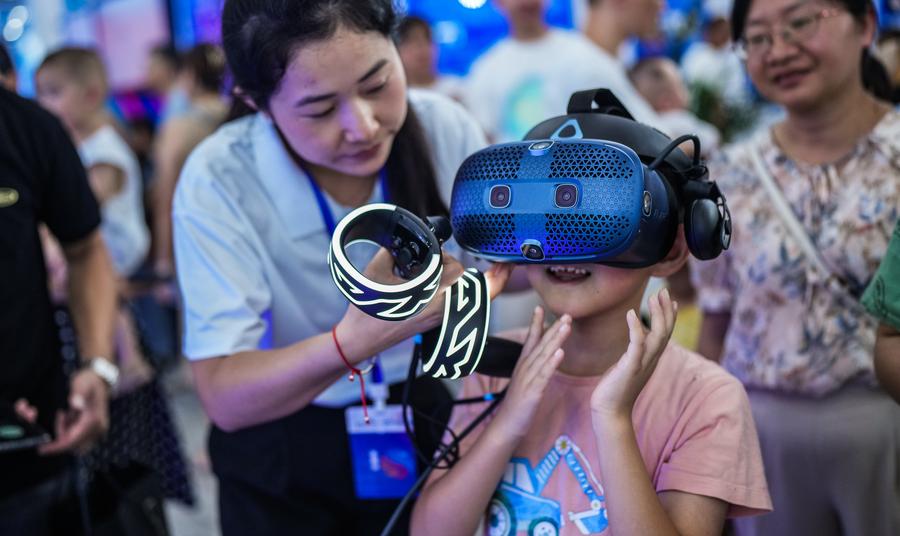 Una ni?a prueba un dispositivo de realidad virtual durante el primer Festival de Ciencia y Tecnología de Guizhou, en Guiyang, provincia de Guizhou, en el suroeste de China, el 5 de agosto de 2023. (Xinhua/Tao Liang) 