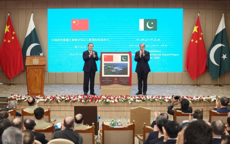 El primer ministro chino, Li Qiang, asiste a una ceremonia con el primer ministro de Pakistán, Shehbaz Sharif, para se?alar la finalización del proyecto del Nuevo Aeropuerto Internacional de Gwadar, en la Oficina del Primer Ministro, en Islamabad, Pakistán, el 14 de octubre de 2024. (Xinhua/Ding Haitao)