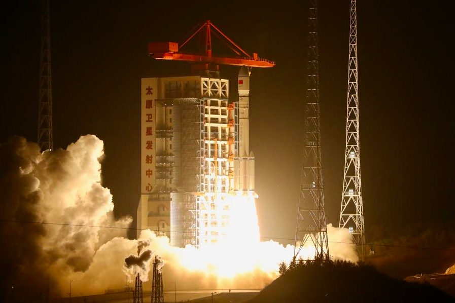 Un cohete portador modificado Gran Marcha-6, transportando un conjunto de 18 satélites, despega desde el Centro de Lanzamiento de Satélites de Taiyuan, en la provincia septentrional china de Shanxi, el 15 de octubre de 2024. (Xinhua/Zheng Taotao)