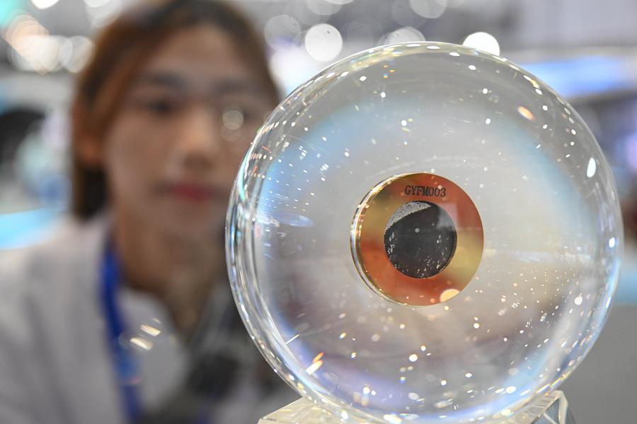 Una visitante observa una muestra de suelo lunar exhibida en una exposición científica en el marco del Día del Espacio de China, en Hefei, capital de la provincia oriental china de Anhui, el 24 de abril de 2023. (Xinhua/Huang Bohan)