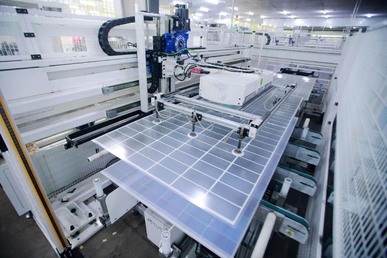 Producción de módulos fotovoltaicos en una nueva empresa con sede en Yangzhou, provincia de Jiangsu. (Foto: Meng Delong/Diario del Pueblo digital)