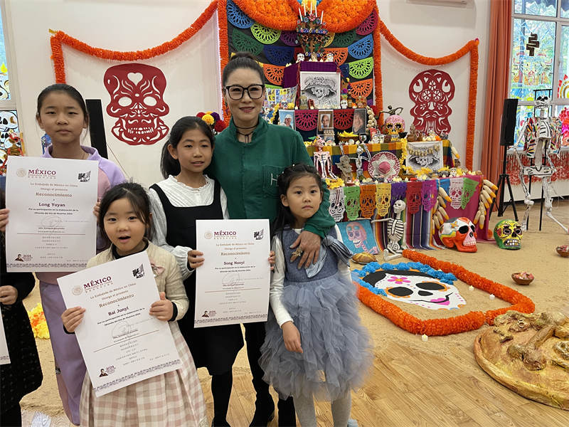 Ni?os chinos y jóvenes mexicanos decoran en Beijing el altar del Día de Muertos