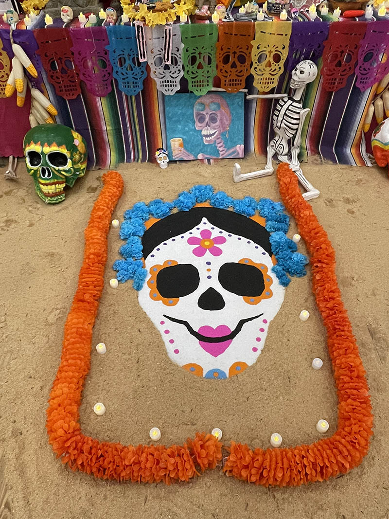 Ni?os chinos y jóvenes mexicanos decoran en Beijing el altar del Día de Muertos