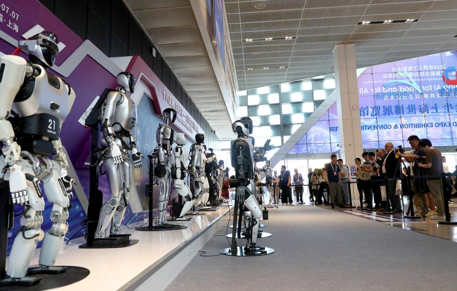 Un grupo de robots humanoides se exhiben en la entrada de una exposición de tres días de la Conferencia Mundial de Inteligencia Artificial (WAIC) 2024 en Shanghai, 4 de julio de 2024. [Foto/Xinhua]